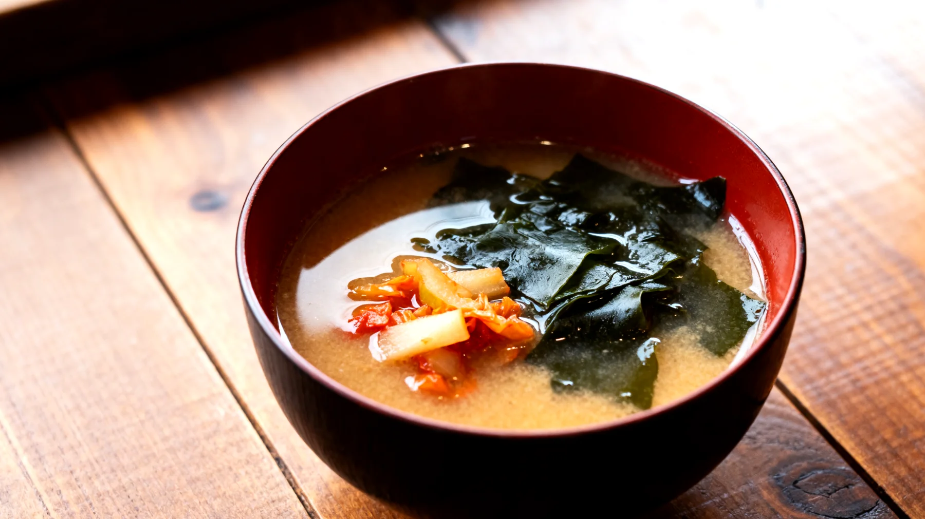 Miso-Suppe mit Wakame-Algen und fermentiertem Gemüse"